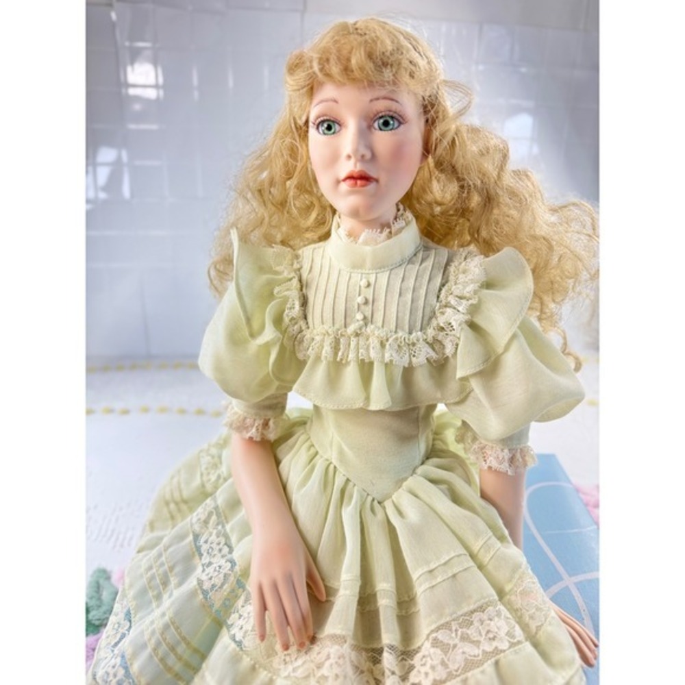 William Tung Sabrina Porcelain Doll Limited Edition 395/1000 Vintage 1993 Green - Picture 2 of 7